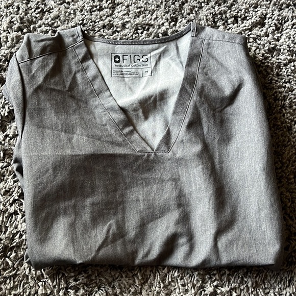 FIGS Casma™ Three-Pocket Scrub Top size Medium - Picture 5 of 5